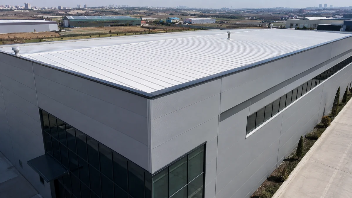 Yalıtımlı sandviç panel uygulama senaryosu ana görseli Ankara’da yalıtımlı sandviç panel çatı ve cephe uygulanmış endüstriyel yapı