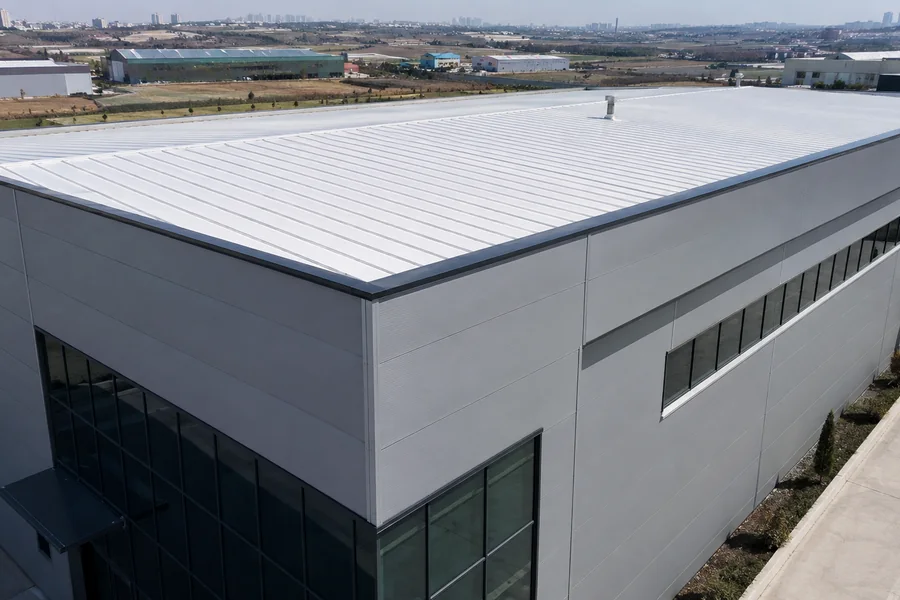 Yalıtımlı sanayi yapısında sandviç panel çatı çözümü — temsili proje görseli